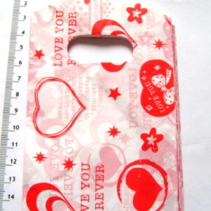 Punguta plastic de cadou cu cu inimioare rosii 52110